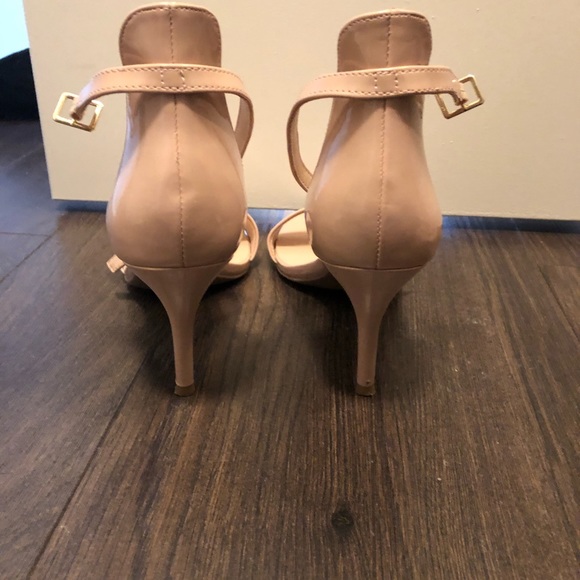 Cream sandals, worn once. Size 9 - Picture 2 of 3